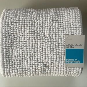 Room Essentials White Chenille Bath Mat